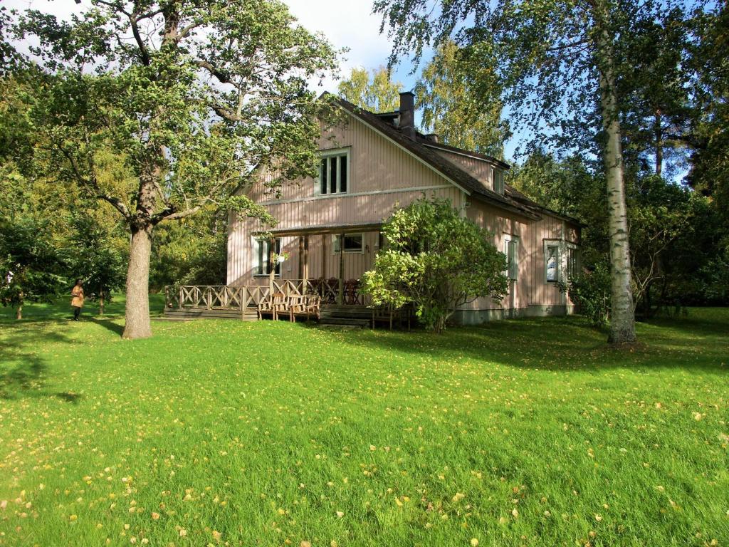 an old house with a large yard in front of it at Villa Nurminata in Parikkala