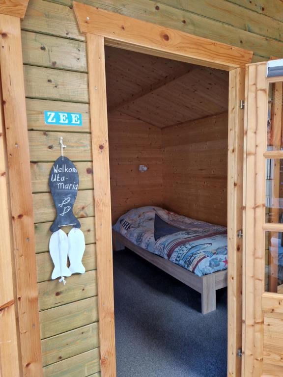Postel nebo postele na pokoji v ubytování Slaaphuisjes LauwersmeerPlezier!