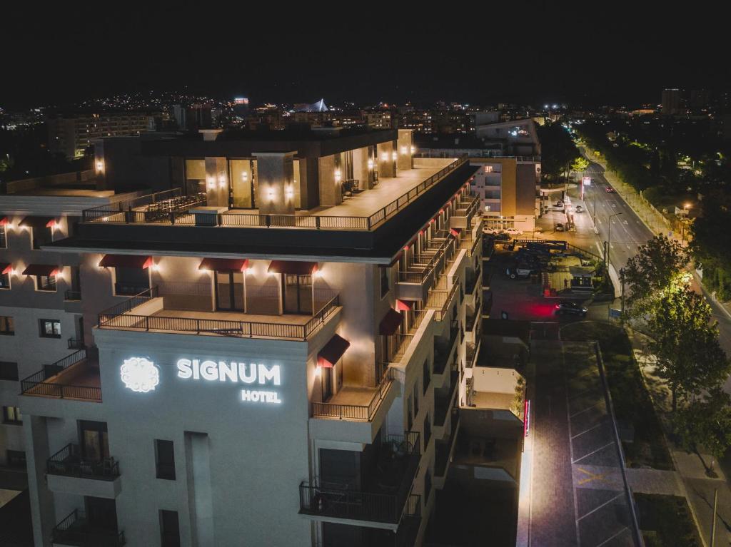 eine Luftansicht eines Gebäudes in der Nacht in der Unterkunft SIGNUM Hotel in Podgorica