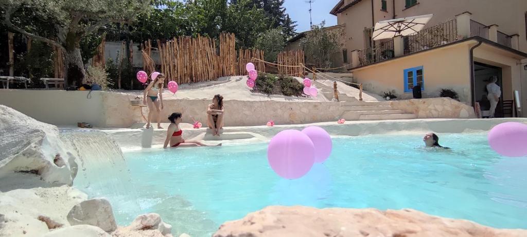 スポレートにあるLe Rose apartment Spoletoのピンクの風船があるプールの人々