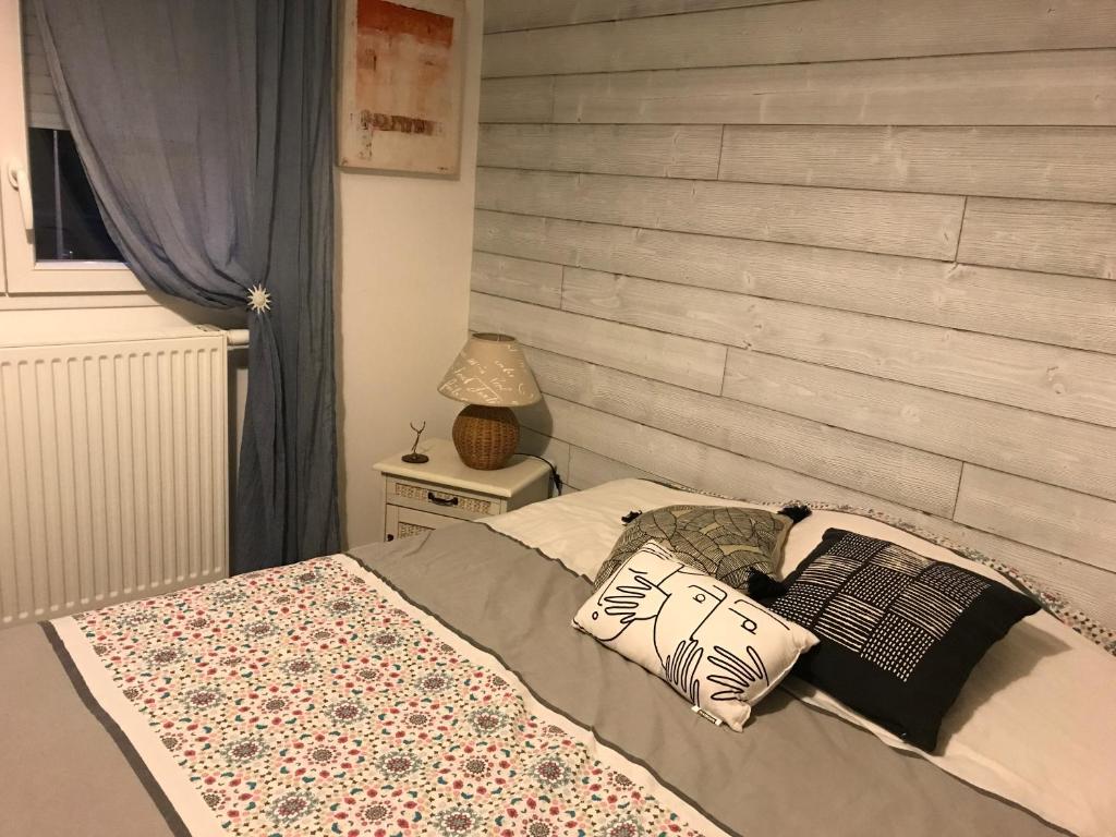 Postel nebo postele na pokoji v ubytování Jolie chambre dans quartier calme