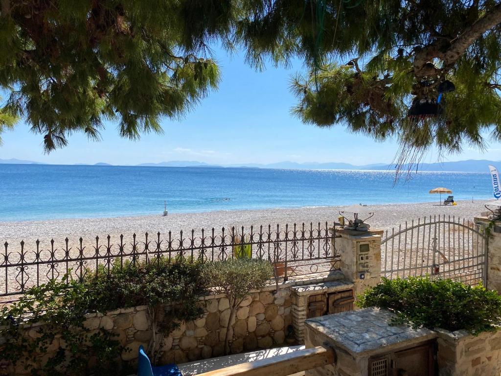 vista su una spiaggia con recinzione e oceano di Kineta luxury House a Kineta