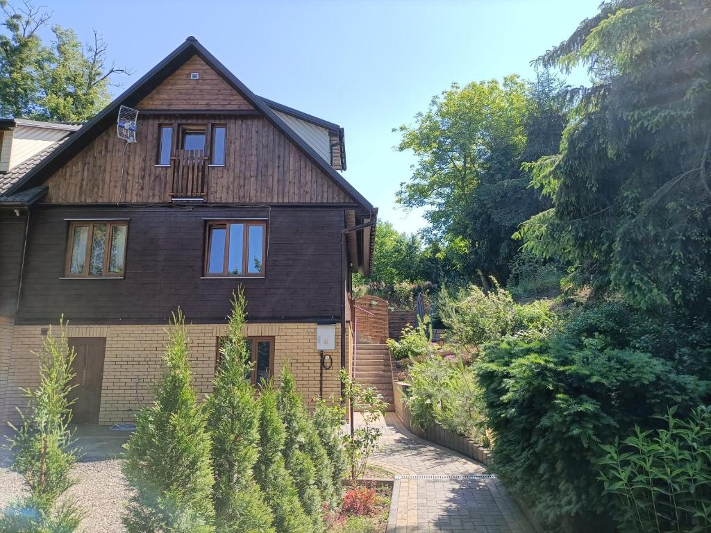 uma casa com um jardim em frente em Pokoje za Basztą em Kazimierz Dolny