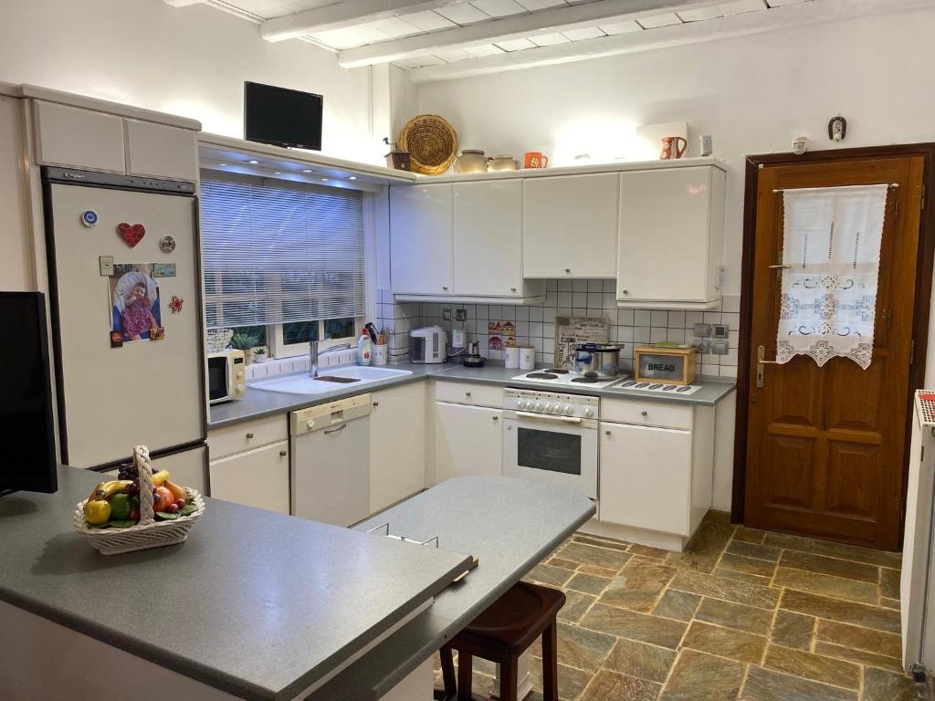 Kuchyň nebo kuchyňský kout v ubytování Kineta luxury House