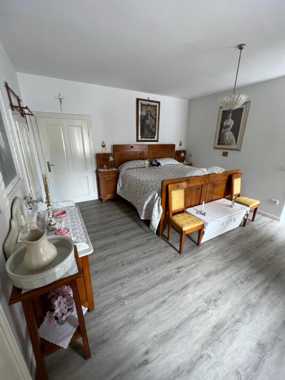 a bedroom with a bed and a table at Palazzo Cervesato: Camera Regina Margherita in Santo Stefano di Cadore
