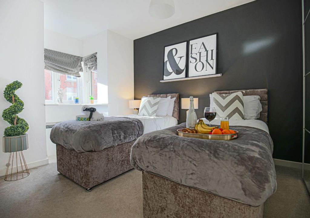 A bed or beds in a room at Stylish House with Smart TVs and Netflix, Fast Wifi, Free Parking and Garden by Yoko Property