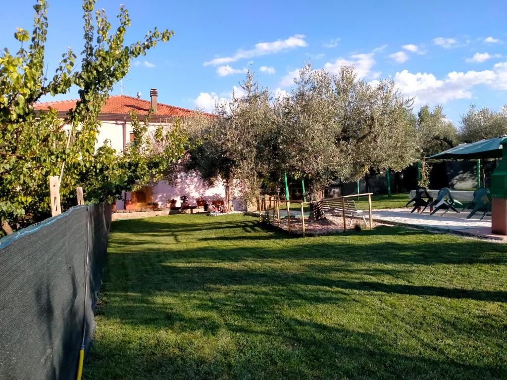 podwórko z płotem i drzewami oraz dom w obiekcie Azienda Agricola "Valle dell'Alento" w mieście Chieti