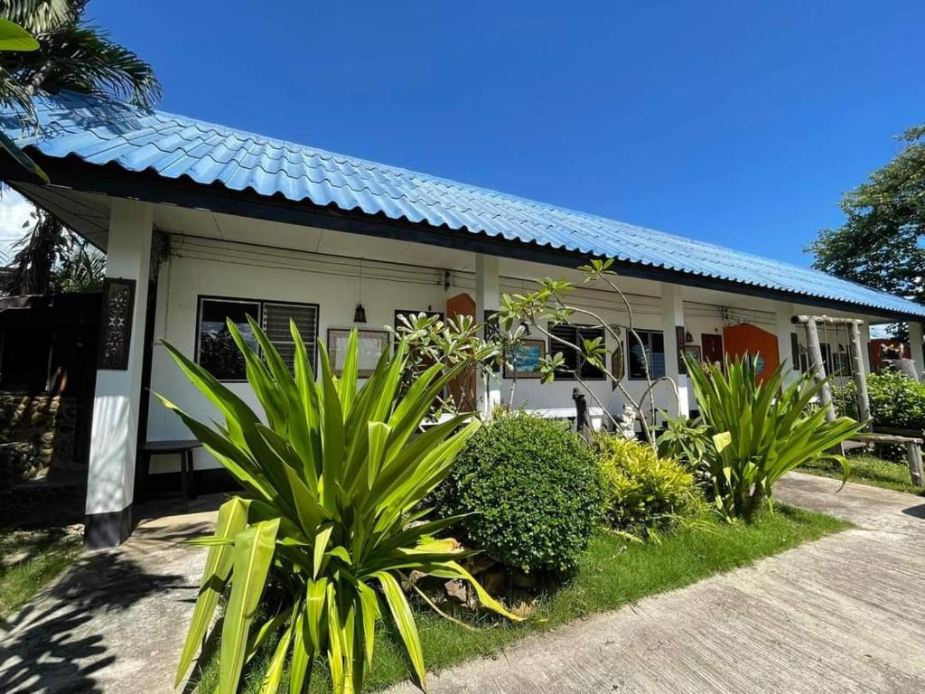 ein Haus mit Pflanzen davor in der Unterkunft sunny Tayai hostel pai in Pai