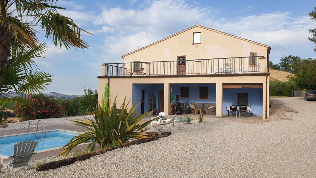 une maison avec un balcon et une piscine dans l'établissement Casale di Maro, à Monte Giberto