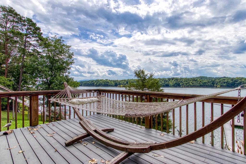 amaca su una terrazza con vista sul lago di Live Luv Lake a Dandridge