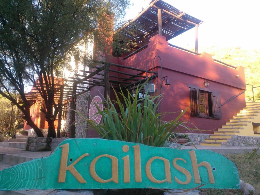 una casa con un cartel delante de ella en Kailash Posada en San Marcos Sierras