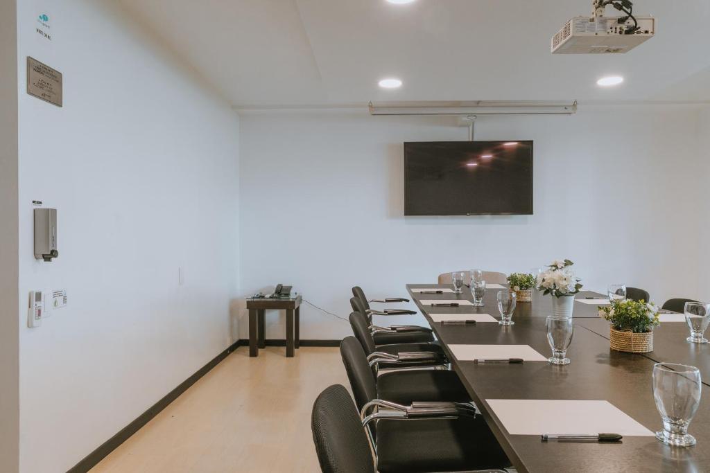 TV a/nebo společenská místnost v ubytování Travelers Orange Suites