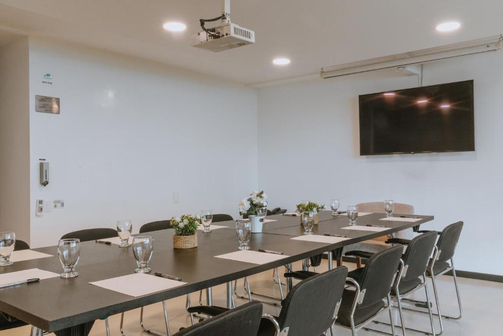 TV a/nebo společenská místnost v ubytování Travelers Orange Suites