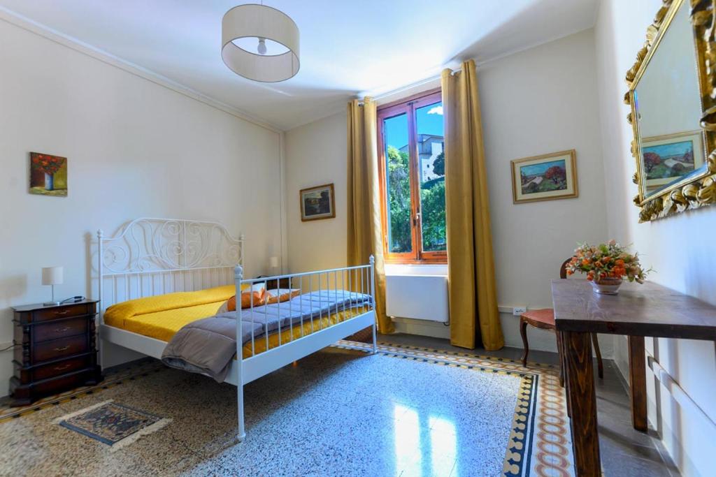 1 dormitorio con cama y ventana en Borgo Nuovo Housing en Fucecchio