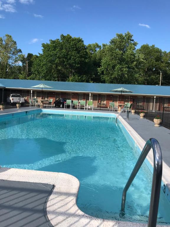 a large swimming pool in front of a building at MERRIMAC INN & SUITES in Williamsburg