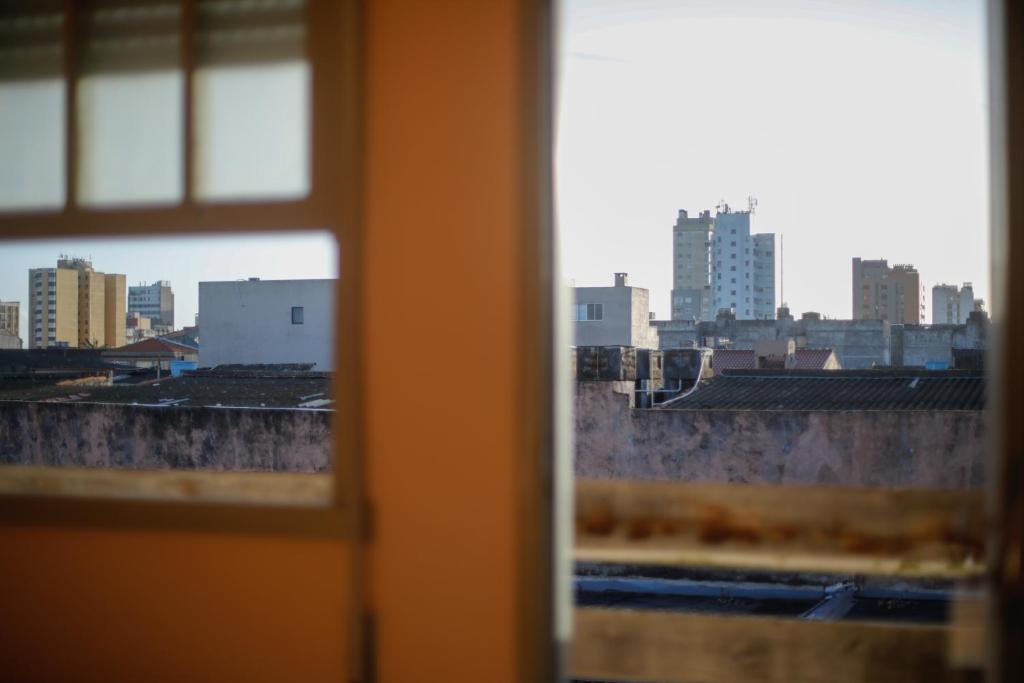 里奧格蘭德的住宿－Pousada Guarida，透过窗户可欣赏到城市天际线的景色