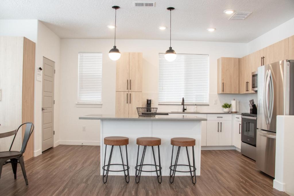 Apartment Stunning Modern Luxury Townhome in Central Locale, Draper, UT