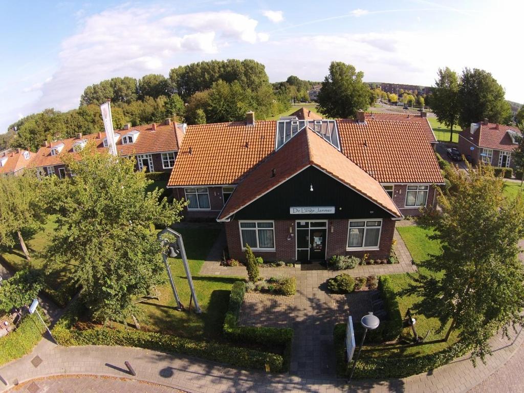 eine Luftansicht eines Hauses in der Unterkunft Hotel De Lange Jammer in Lelystad