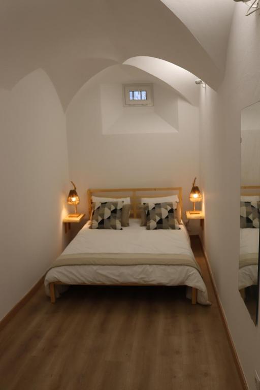 um quarto com uma cama grande e 2 candeeiros em The Sketchers House - Private Art Gallery em Évora