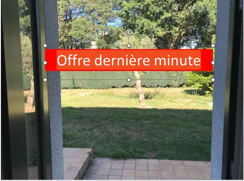 un letrero rojo que lee el minuto derner de la oficina en Studio indépendant 35M2, avec grand jardin, gare 5 min, parkings, wifi THD, prox plage, en Vannes