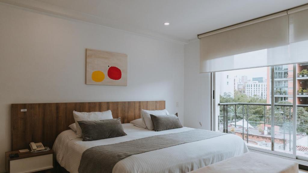 Voodi või voodid majutusasutuse Travelers Orange Suites toas