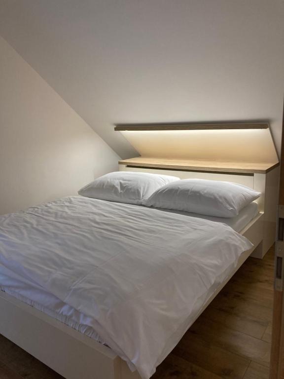 Postel nebo postele na pokoji v ubytování Apartmány Valča