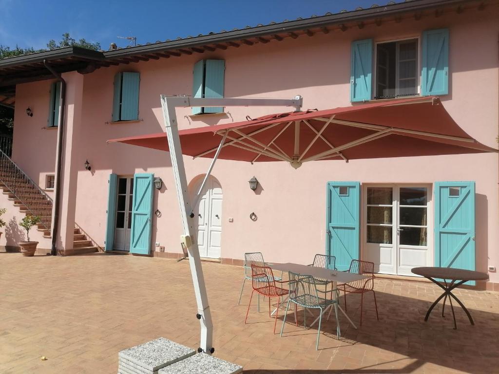 eine Terrasse mit einem Tisch und Stühlen vor einem Haus in der Unterkunft Az.Agricola Agriturismo La Locanda di LANN in Fucecchio