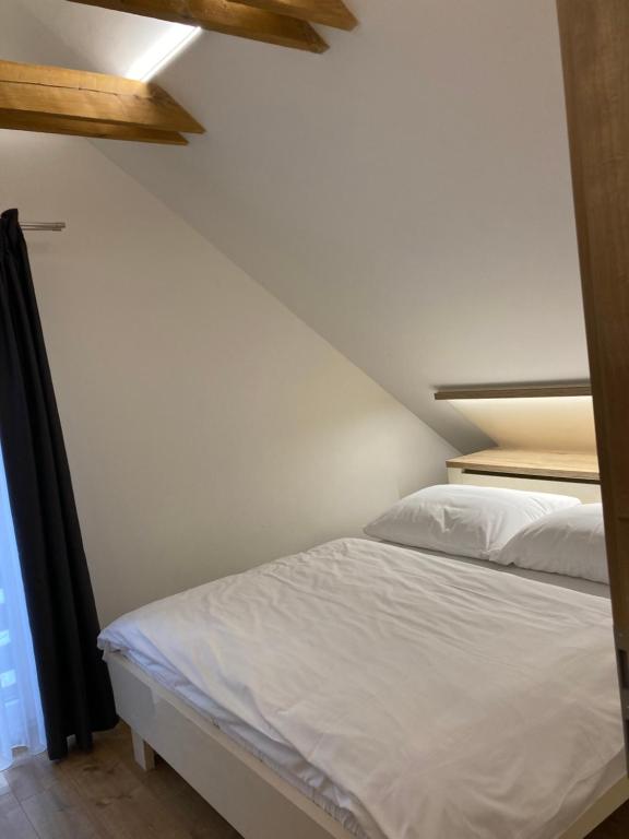 Postel nebo postele na pokoji v ubytování Apartmány Valča