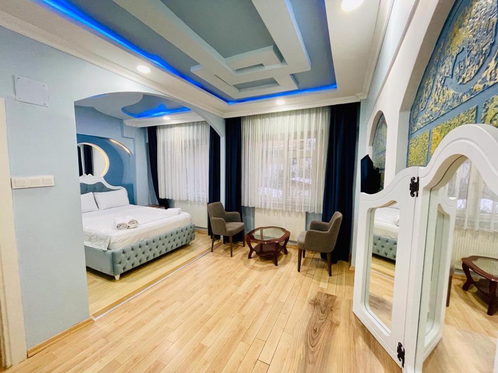 een slaapkamer met een bed en een tafel en stoelen bij CEMRE SUIT in Istanbul