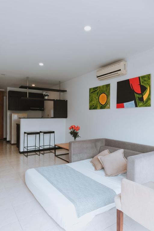 Kuchyň nebo kuchyňský kout v ubytování Travelers Orange Suites