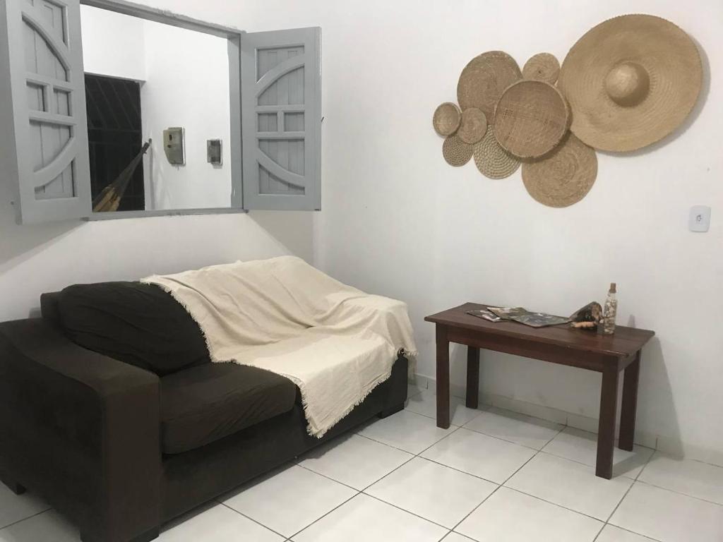 マラゴージにあるCasa Maria Bonitaのベッドとテーブルと窓のある寝室