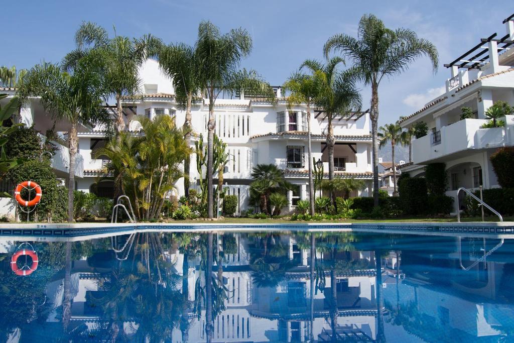 Πισίνα στο ή κοντά στο SERINAMAR- Los Naranjos de Marbella