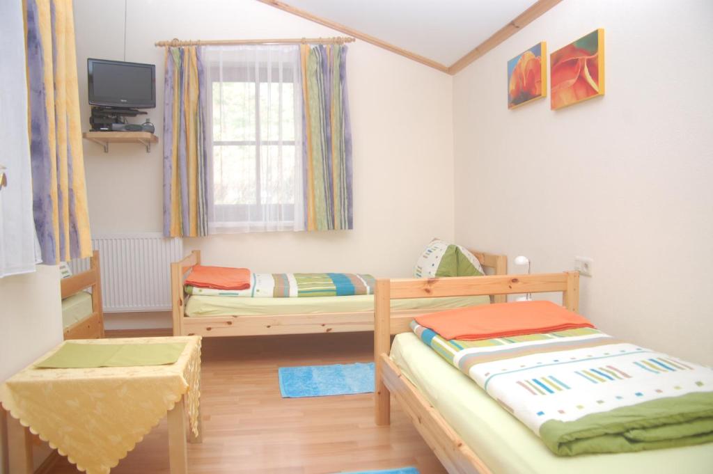 Postel nebo postele na pokoji v ubytování Ferienwohnung Hofer
