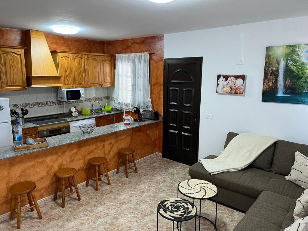 a living room with a couch and a kitchen at Casa La Orilla 2 in Playa Honda
