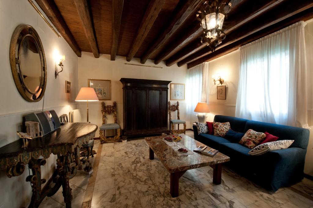 a living room with a blue couch and a table at Casa Dell'Albero in Venice