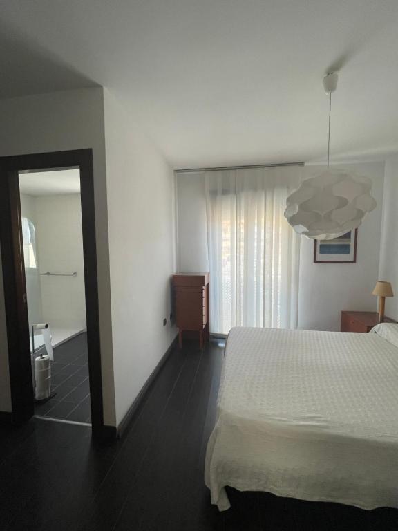 Postel nebo postele na pokoji v ubytování Casa adosada con piscina a 5 minutos de la playa .