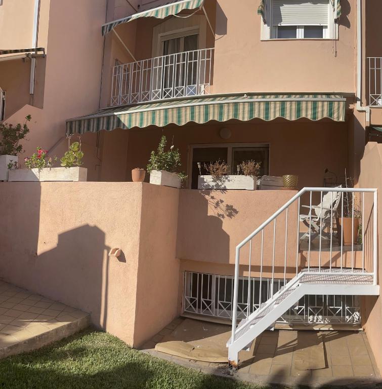 Balkón nebo terasa v ubytování Casa adosada con piscina a 5 minutos de la playa .