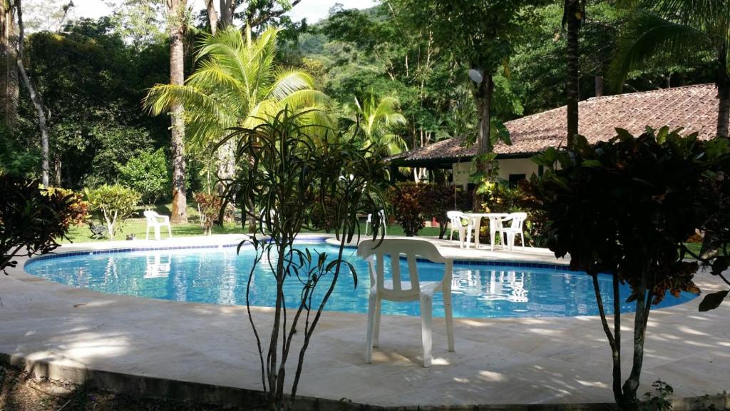 una silla blanca sentada junto a una piscina en Finca Kenya, en La Vega