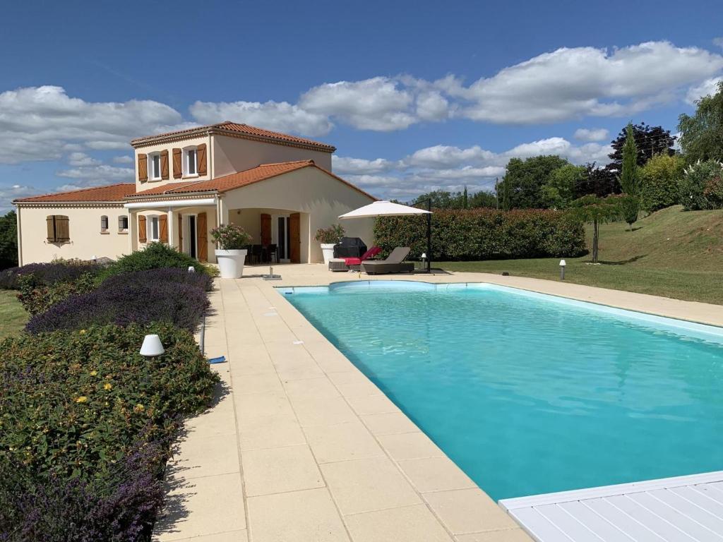 Villa con piscina frente a una casa en Les Graves, en Saint-Pierre-Lafeuille