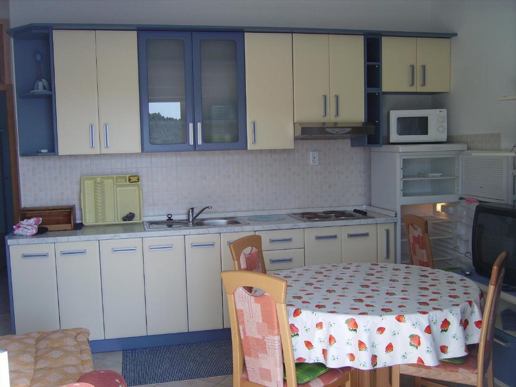 Kuchnia lub aneks kuchenny w obiekcie Apartments by the sea Milna, Hvar - 12244
