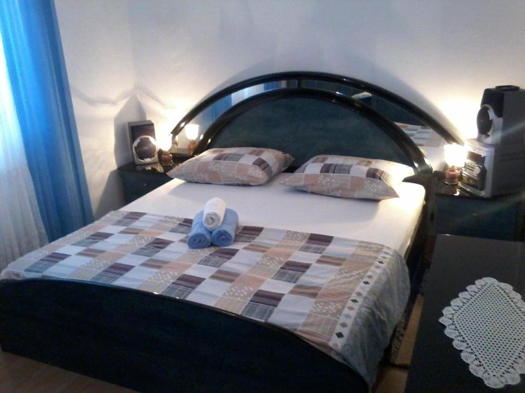 Posteľ alebo postele v izbe v ubytovaní Apartments with parking spaces Vinisce, Trogir - 12248