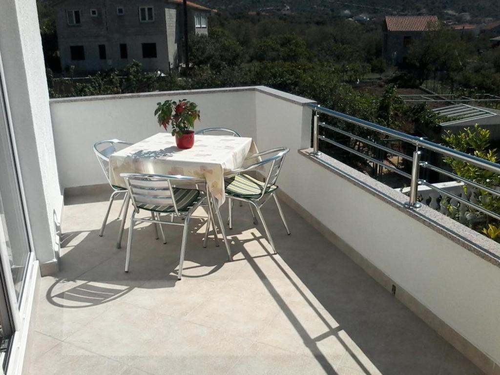 Balkón alebo terasa v ubytovaní Apartments with parking spaces Vinisce, Trogir - 12248