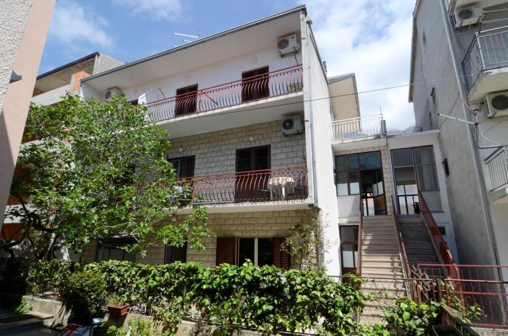 Apartments with parking space Makarska - 12211