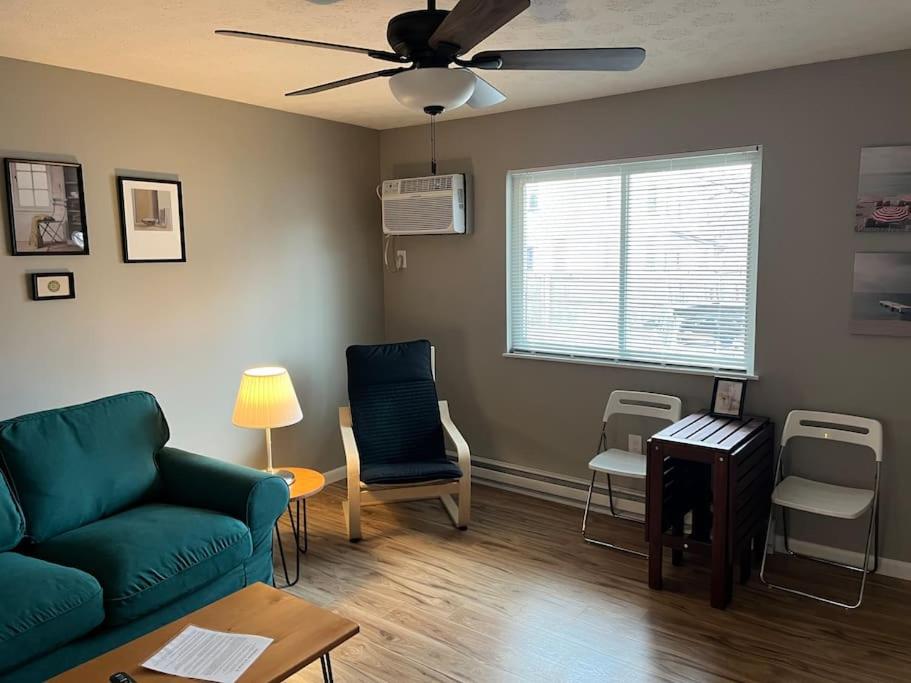 A seating area at Carter #4 Two bedroom unit near Xavier Downtown