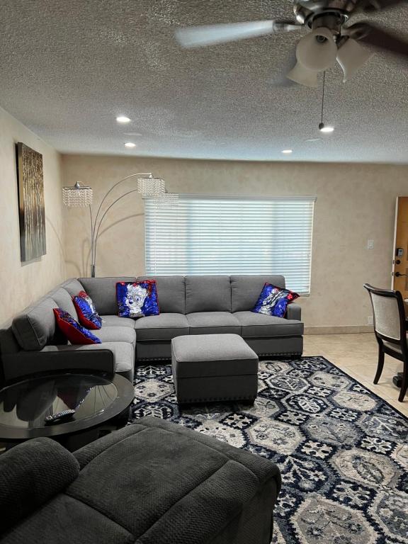sala de estar con sofá y mesa en Lovely Berryman Ave Apartment, en Los Ángeles