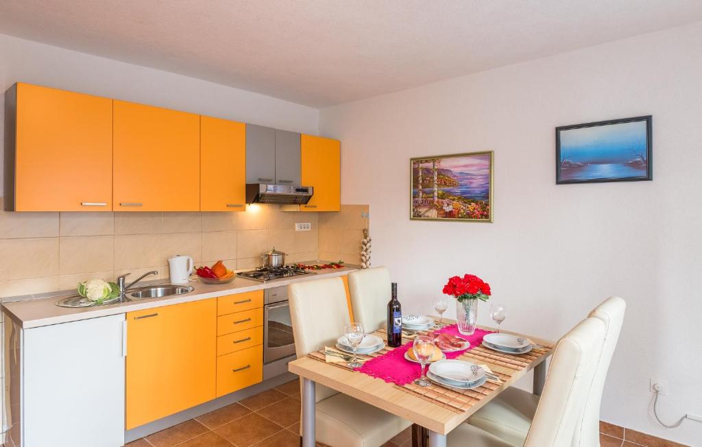 Kuchyňa alebo kuchynka v ubytovaní Apartments with a parking space Makarska - 12336