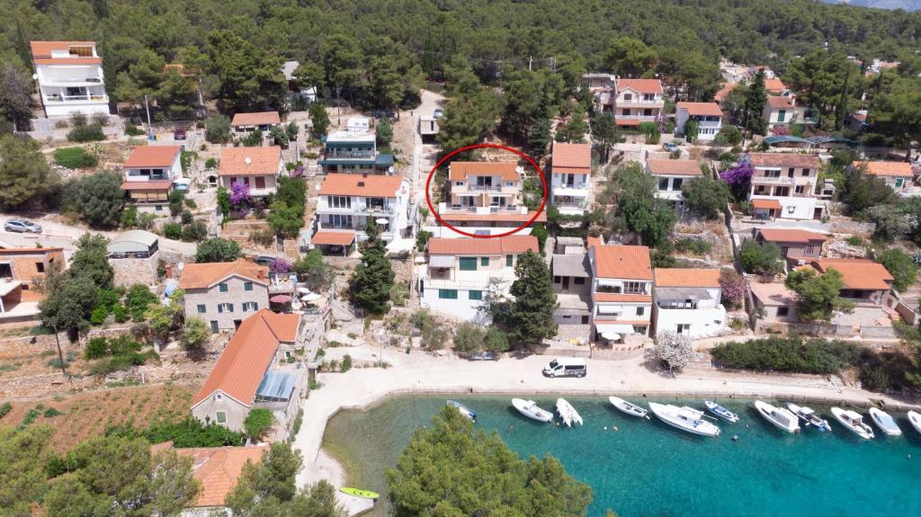 Vrbanj的住宿－Apartments by the sea Basina, Hvar - 11923，享有村庄的空中景色,水中设有船只