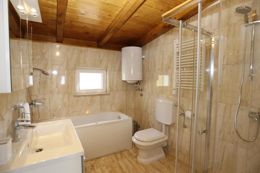 Kúpeľňa v ubytovaní Seaside luxury villa with a swimming pool Supetar, Brac - 12371