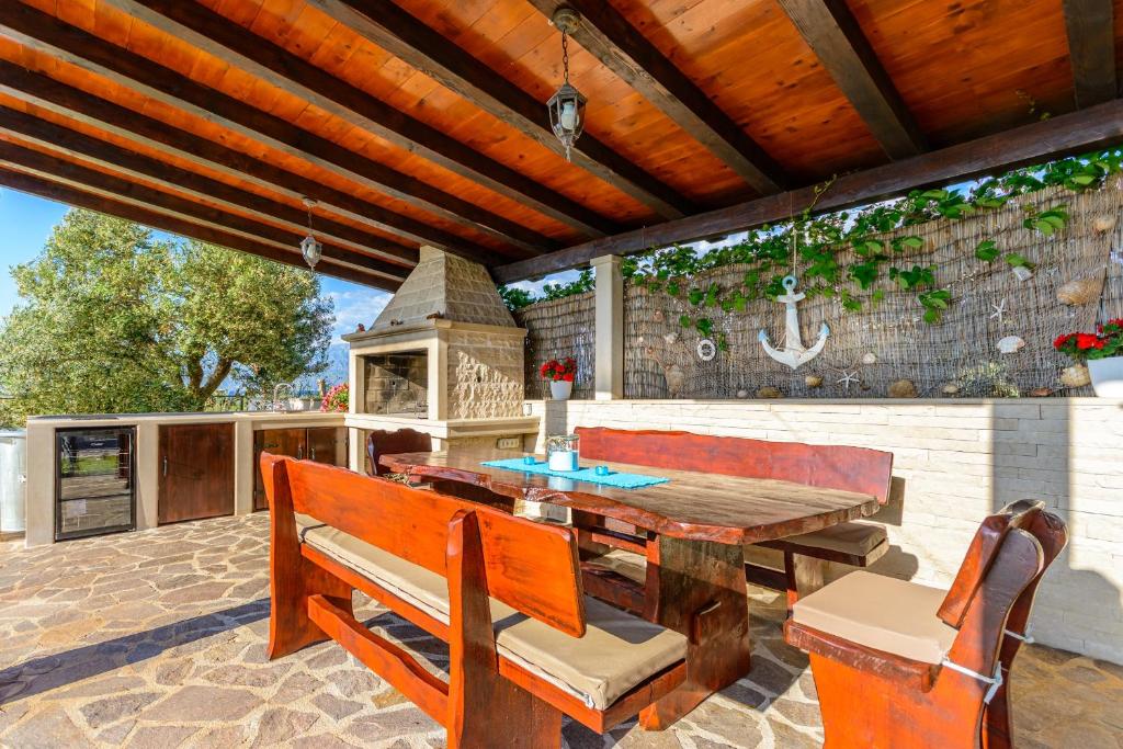Patio alebo iná vonkajšia časť ubytovania Seaside luxury villa with a swimming pool Supetar, Brac - 12371