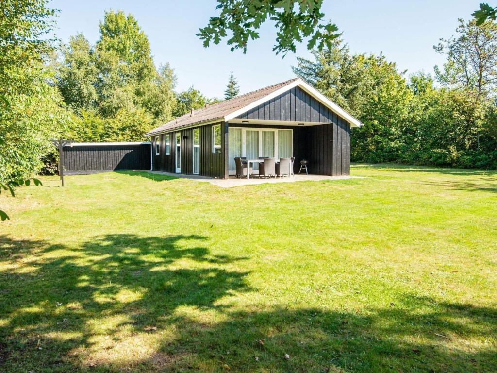 VestergårdにあるThree-Bedroom Holiday home in Toftlund 32の草原家